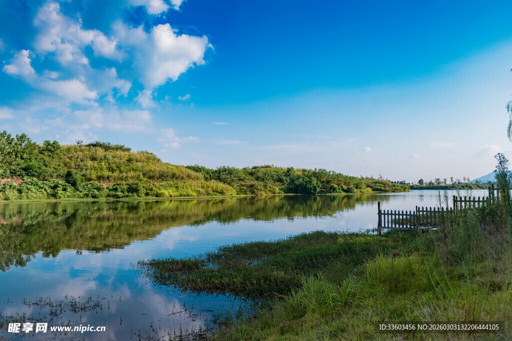 河畔蓝天绿树美丽风光