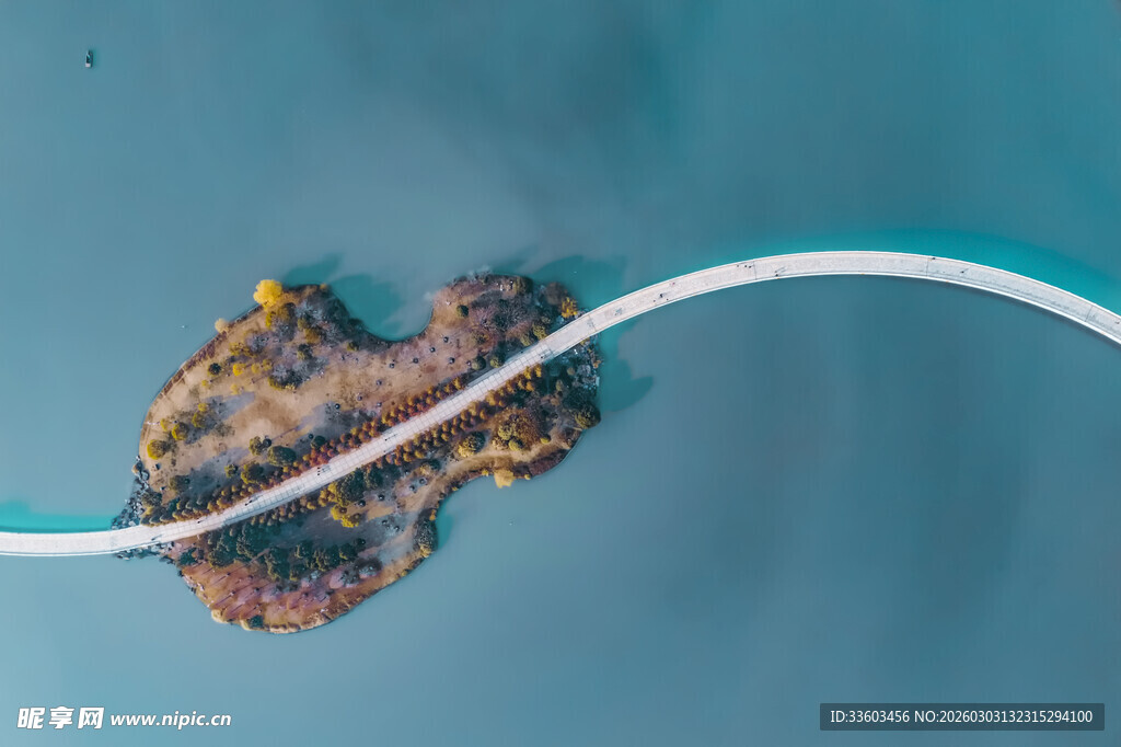 空中俯瞰岛屿与蜿蜒线条