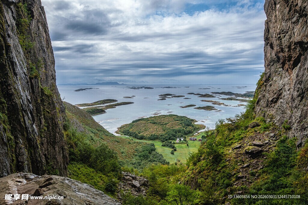悬崖边俯瞰壮美山海景观