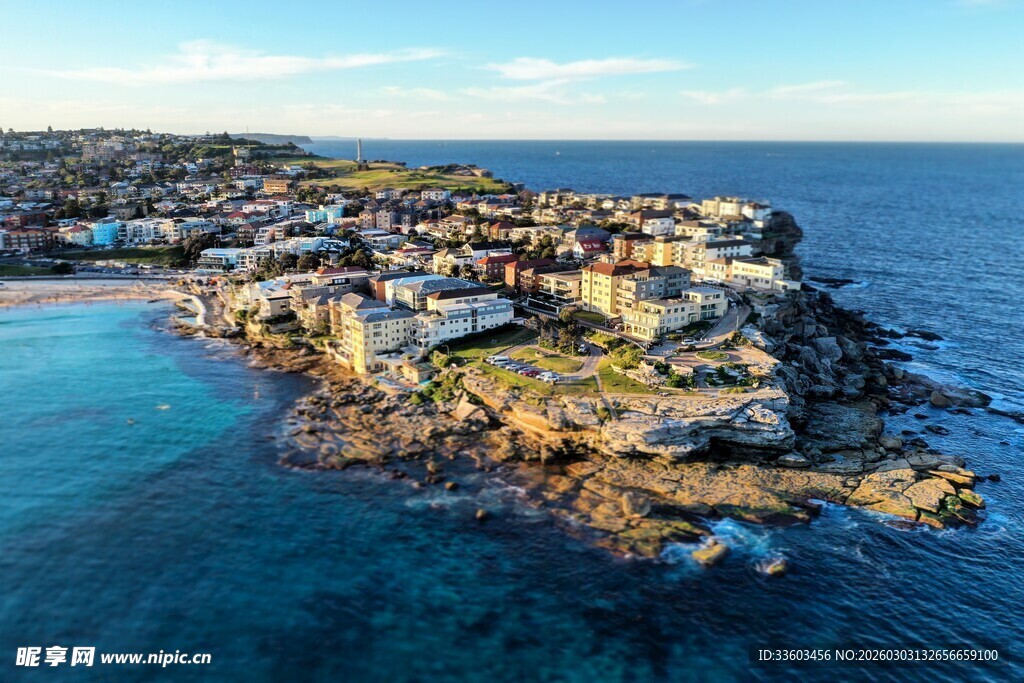 海岸边的美丽小镇风景