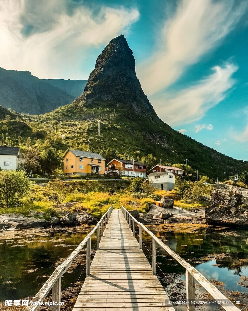 山间木桥连接美丽村落