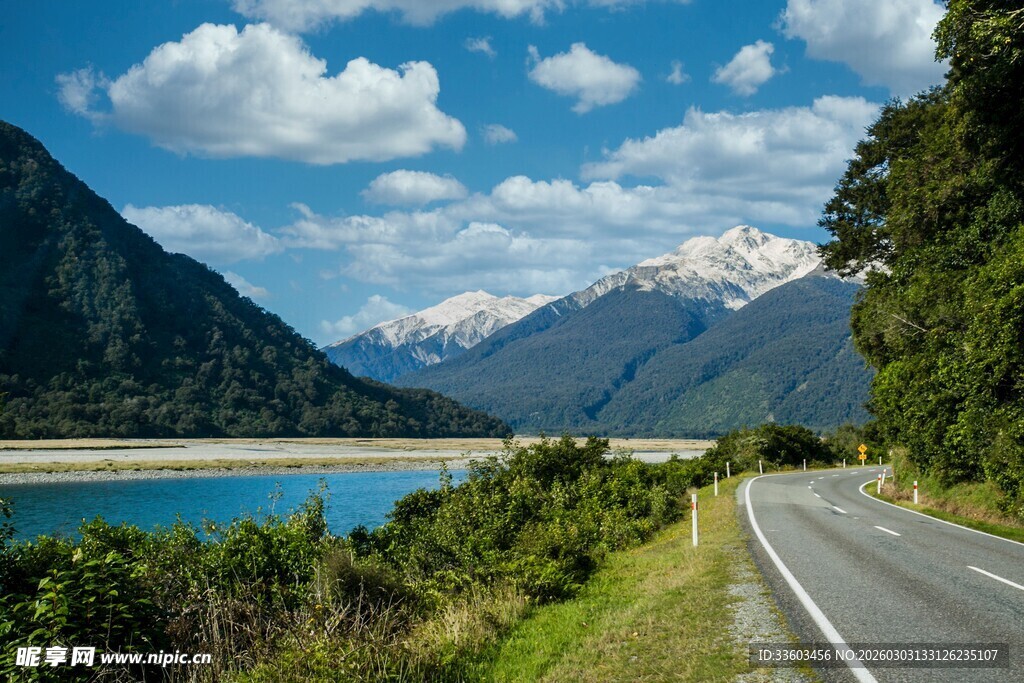 山间公路旁的美丽湖景