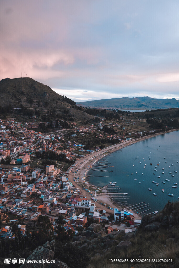 湖畔小镇美景俯瞰