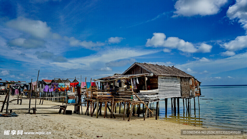 海边木质小屋与多彩衣物