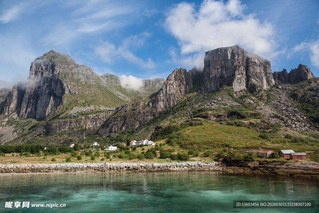 挪威峡湾边的美丽山海风光