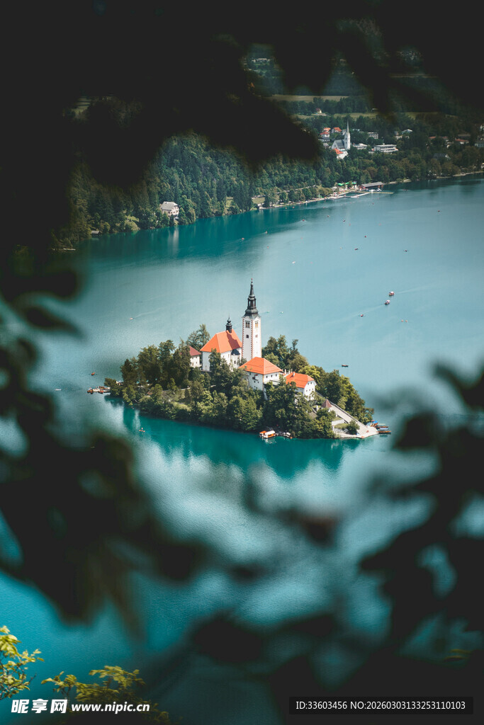 湖中小岛城堡风景如画