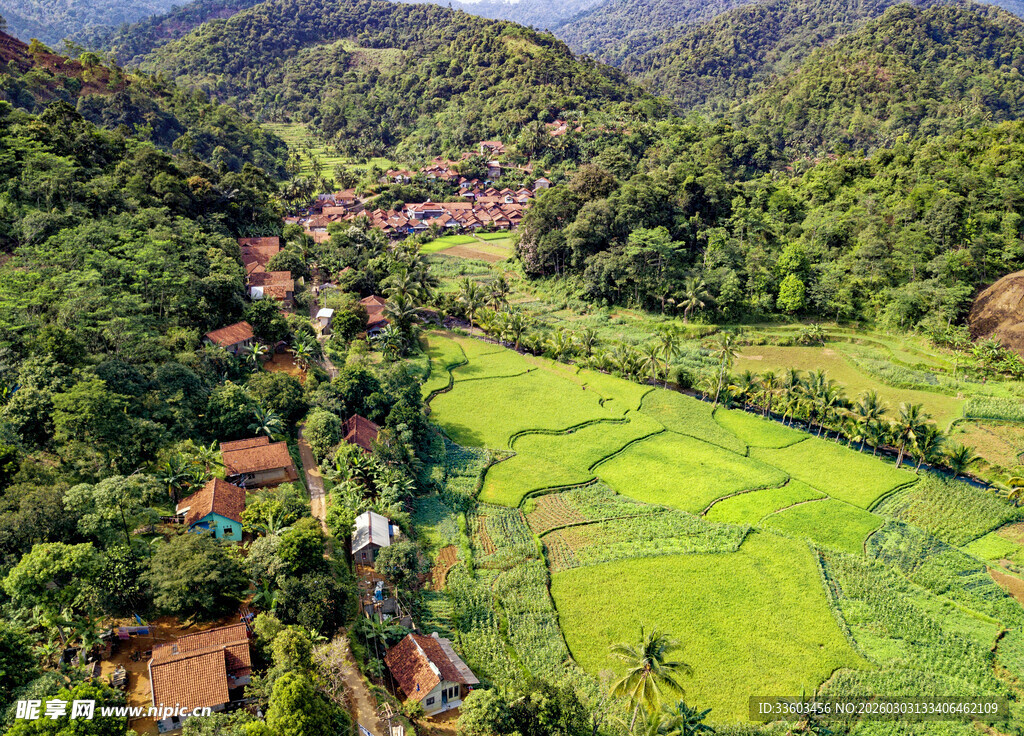 山间田园风光俯瞰图