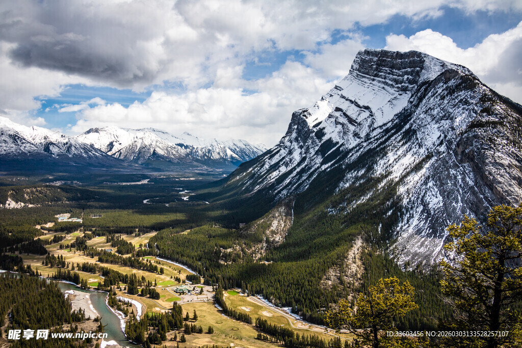 壮丽雪山山谷风光