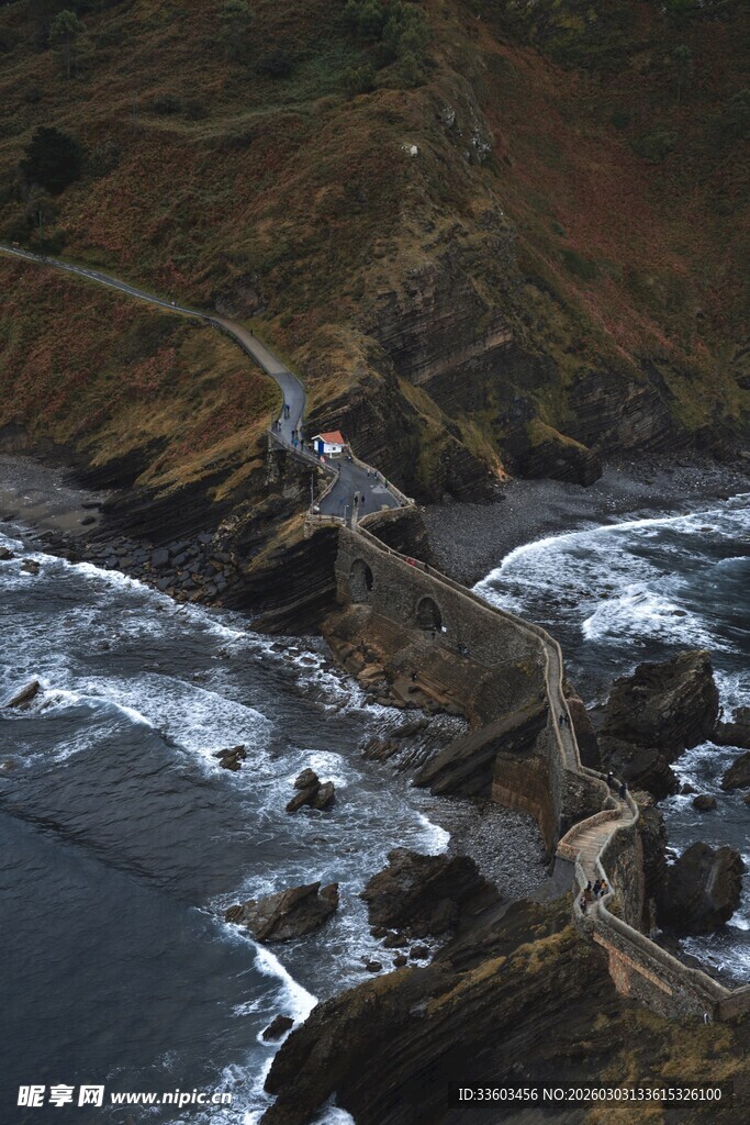 海岸边蜿蜒的道路与海浪