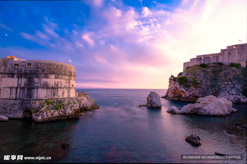 夕阳下的海边古老城堡