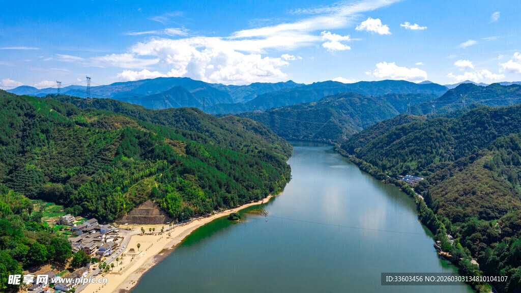 青山环抱中的蜿蜒河流