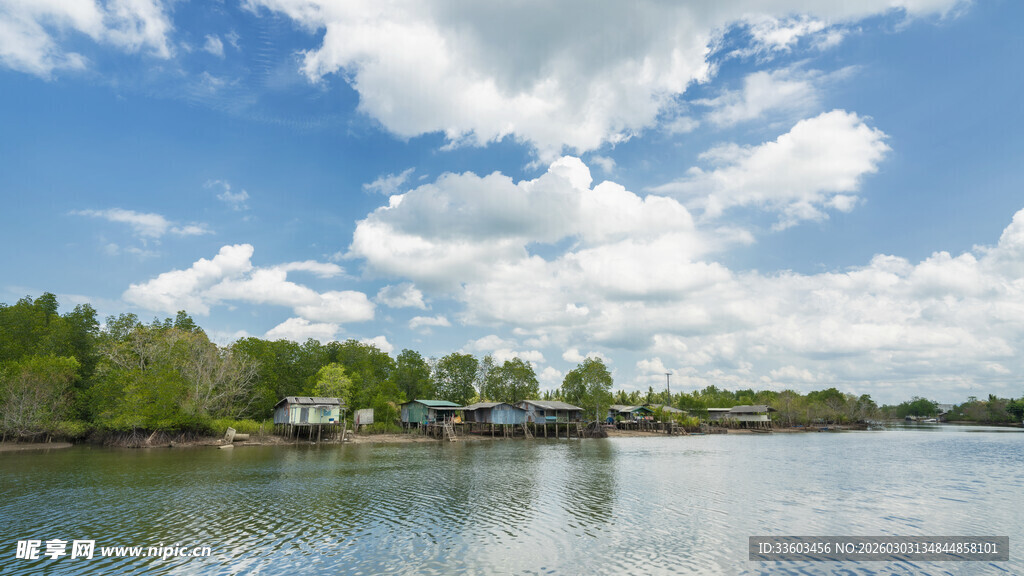 湖畔蓝天绿树风景如画