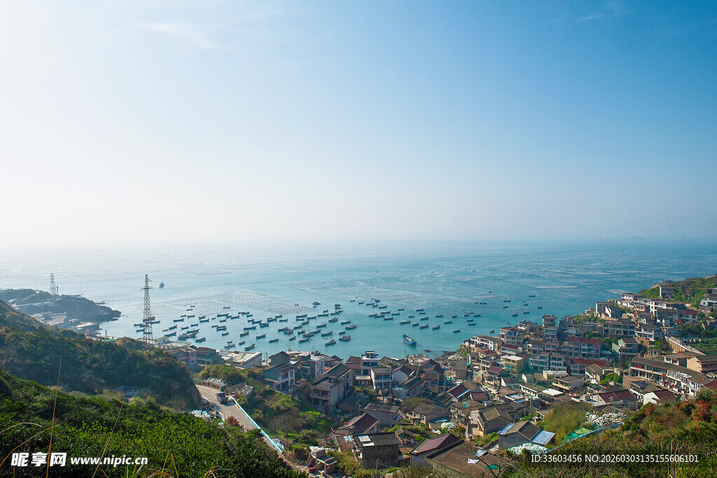 俯瞰海滨小镇美丽风光