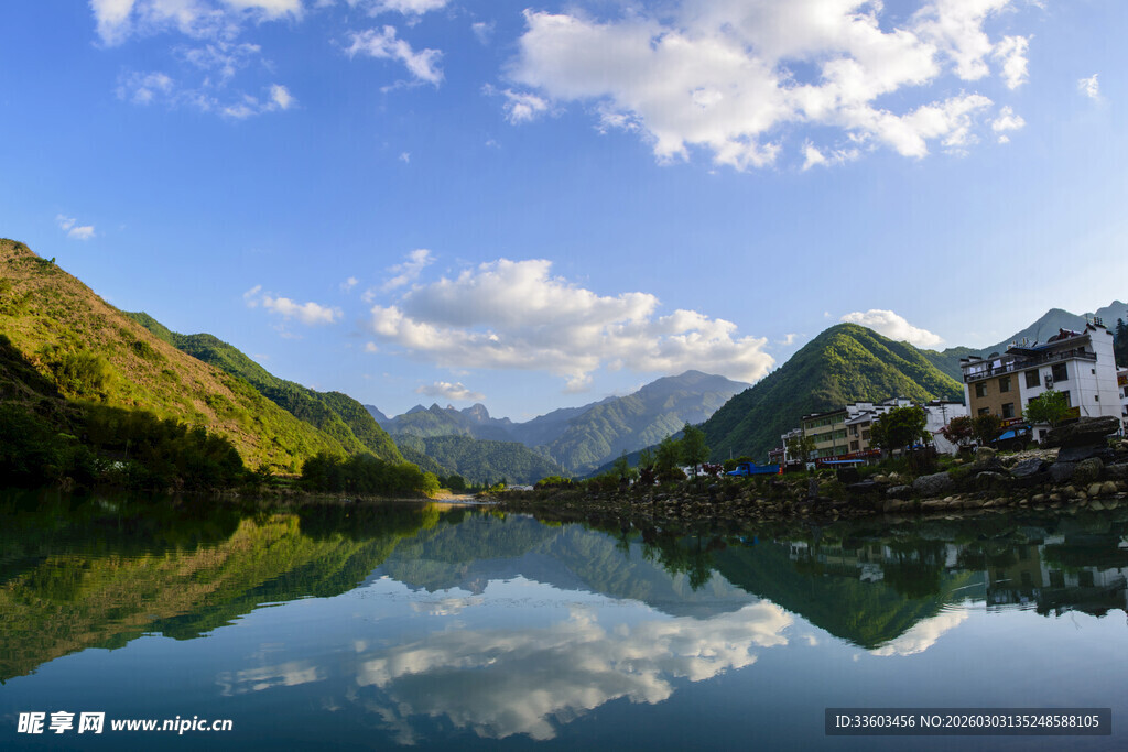 山水相依的宁静村落