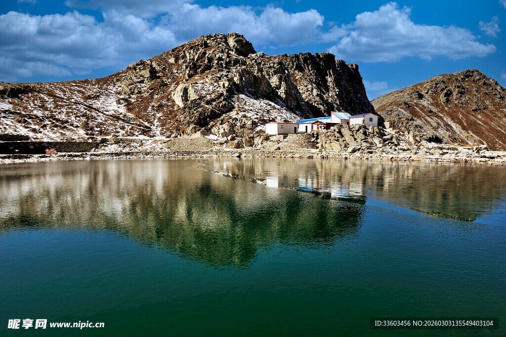 湖光山色中的静谧美景
