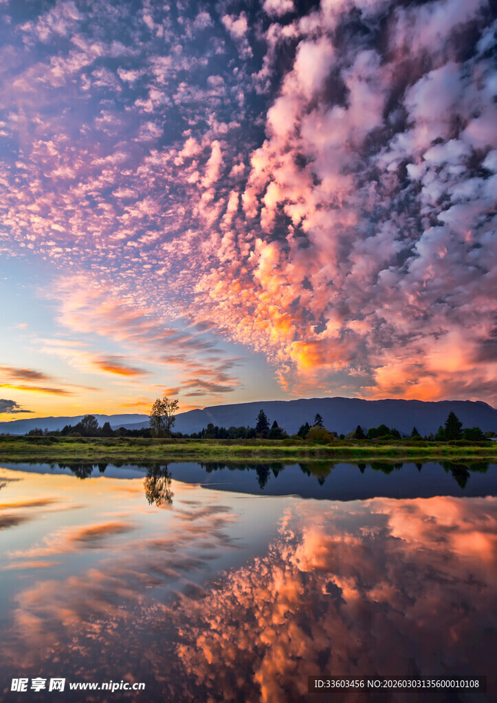 湖畔绚丽晚霞倒影美景