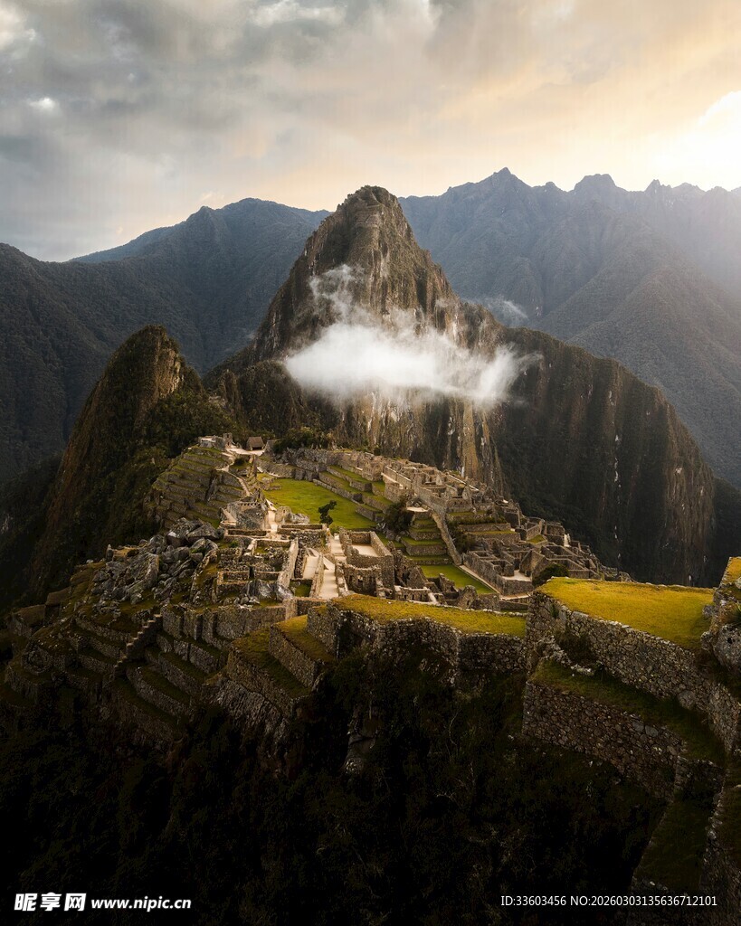 壮丽山景与云雾