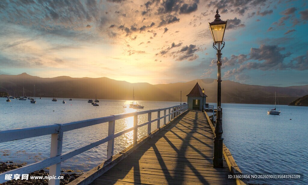 夕阳下的海边栈桥美景