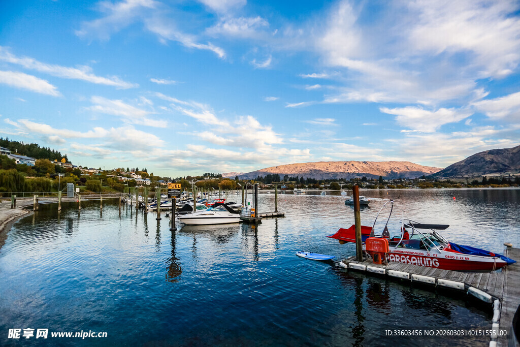 宁静港湾中的停泊船只