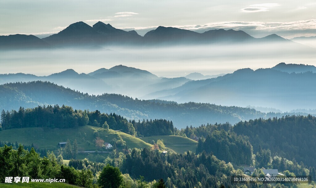 山峦叠翠间的清新自然风光
