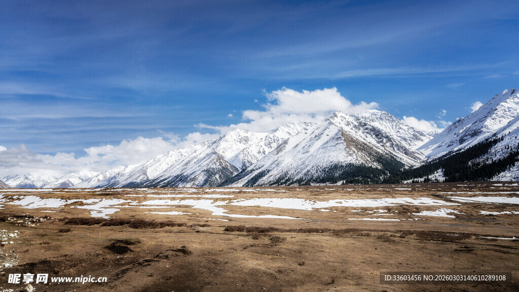 壮丽雪山下的广袤荒原