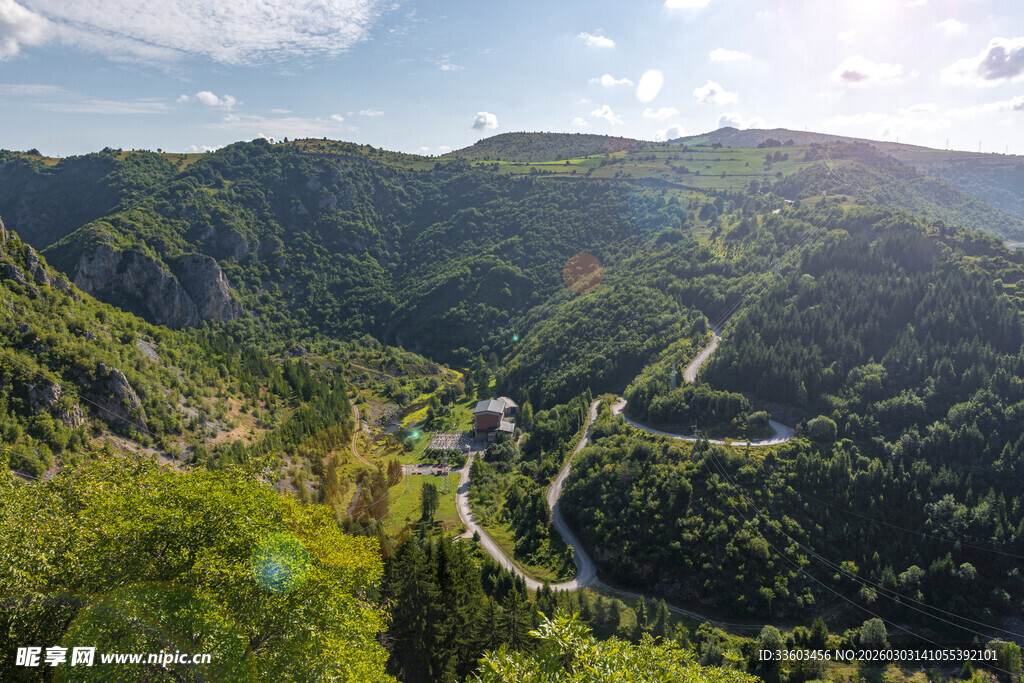 山间绿意盎然的蜿蜒道路
