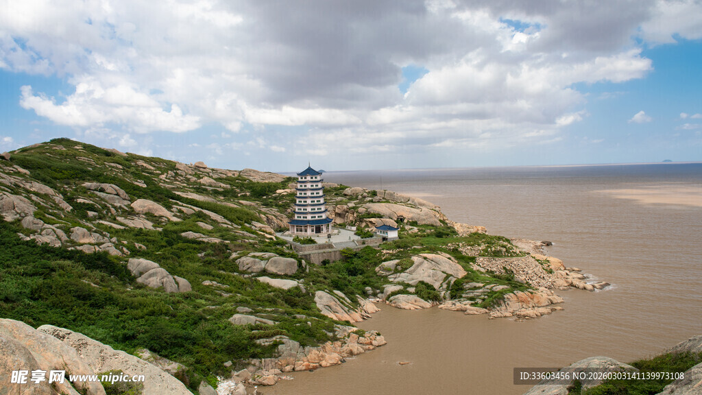 海岸边的山丘与开阔海景