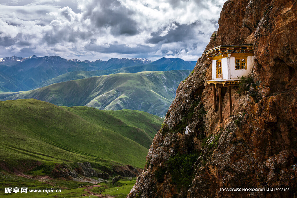 悬崖上的白色小屋