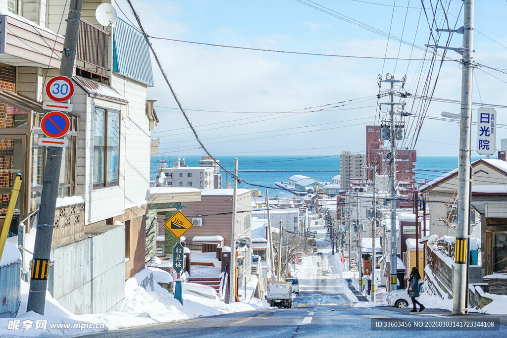 冬日雪后日本街道风景