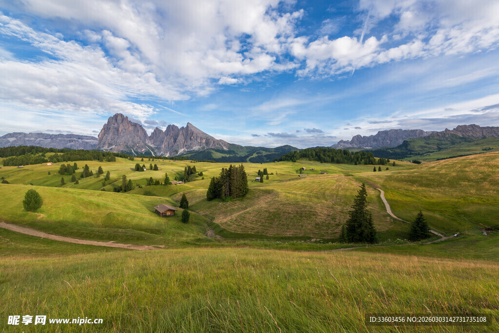 草原山峦间的壮丽风景