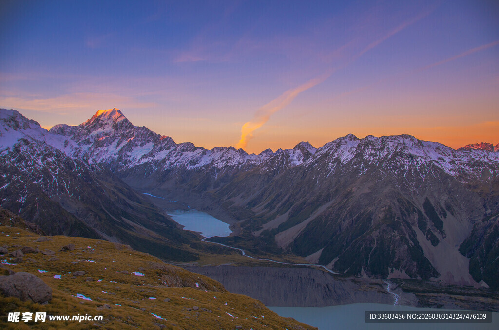 壮丽雪山下的黄昏美景