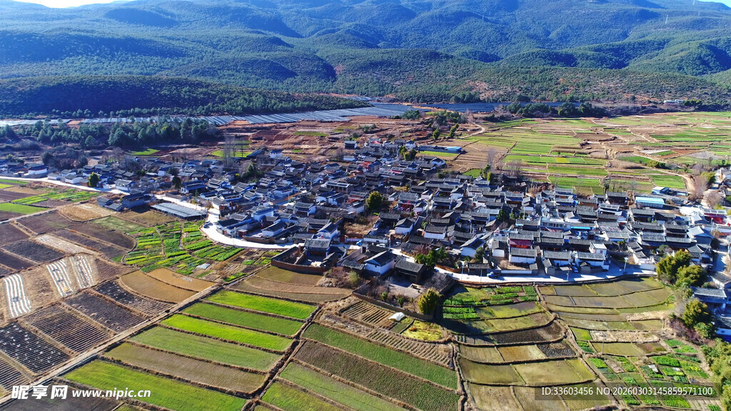 俯瞰美丽村落田园风光