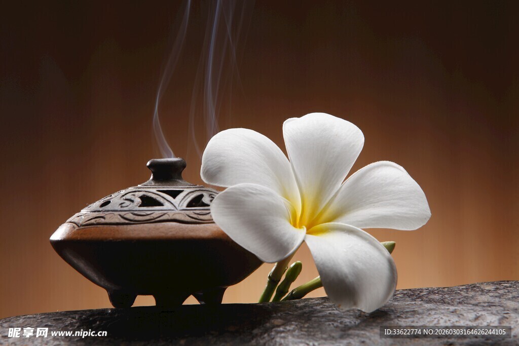 香薰与素馨花的静谧之景