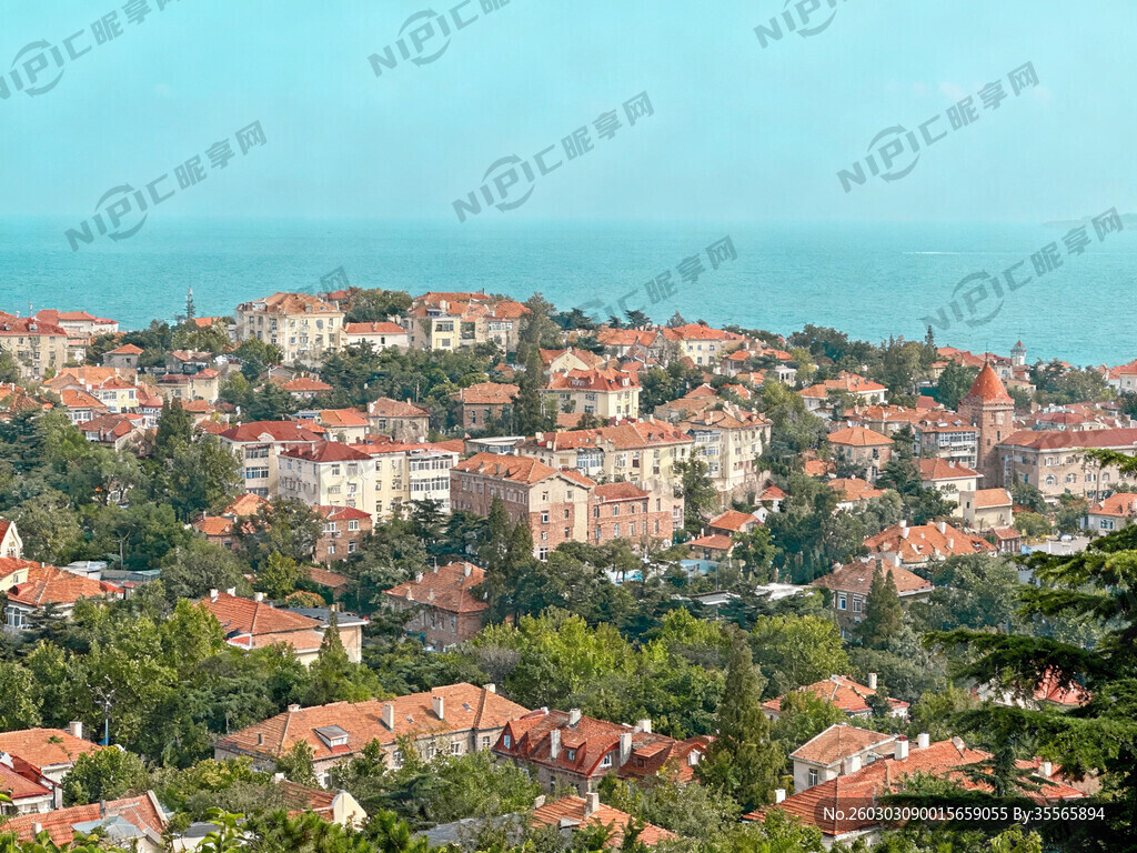 主题色调青岛的标志是红瓦、绿树