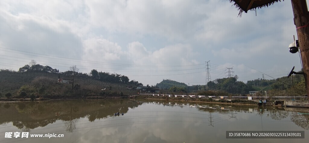 山水相依的宁静自然景观