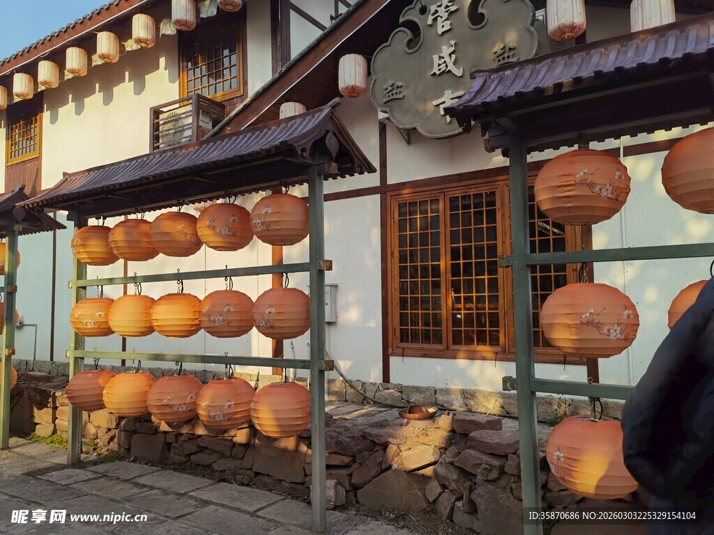 中式屋檐下的灯笼景致