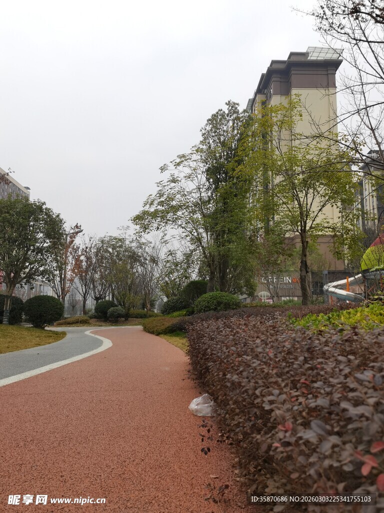 城市中宁静的红色步道景观