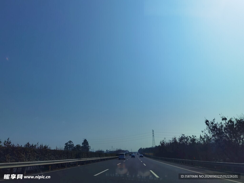 公路上的晴朗风景