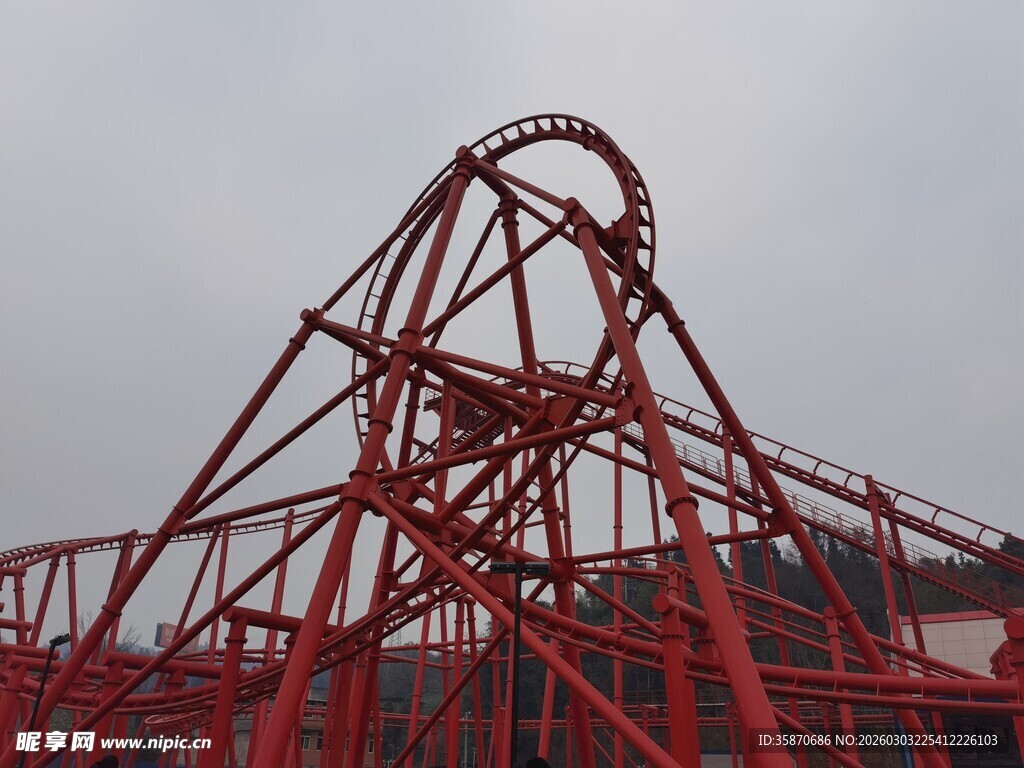 红色刺激过山车设施