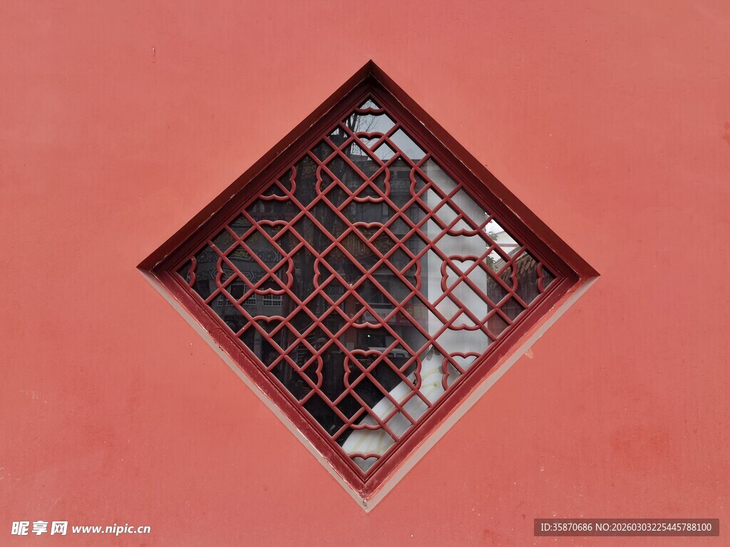 红墙上的菱形镂空窗
