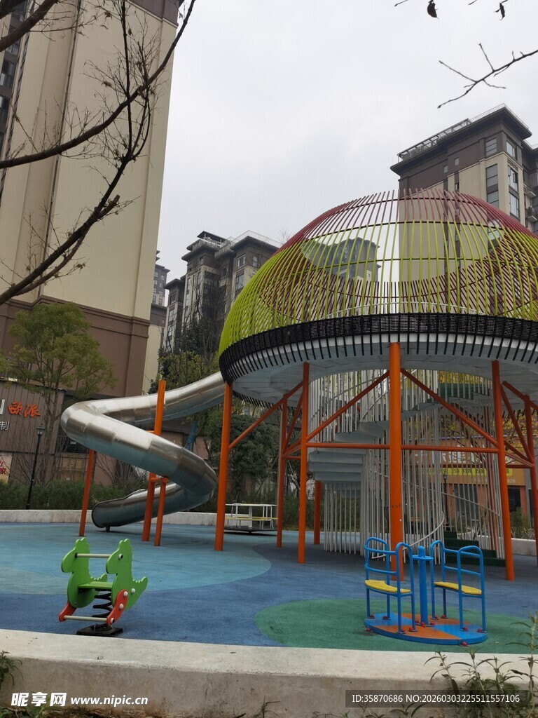 小区内的儿童游乐休闲区