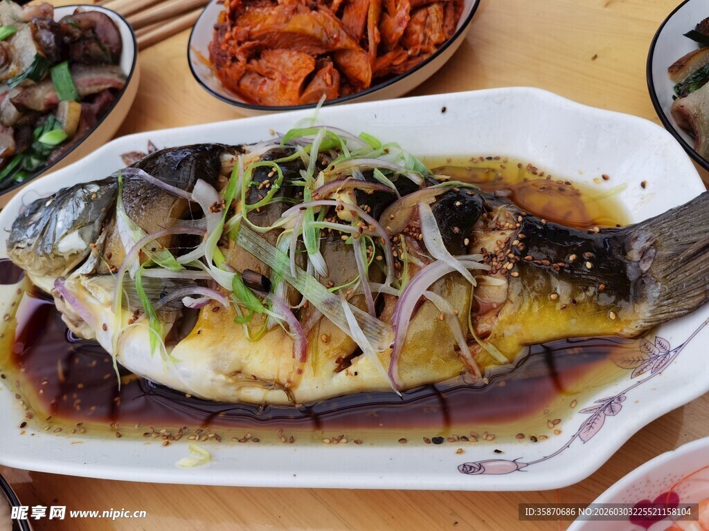 清蒸鲜鱼摆桌享美味佳肴