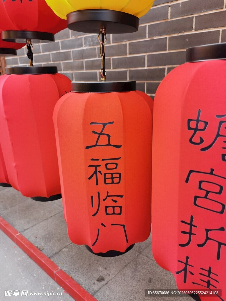 传统红色灯笼挂饰