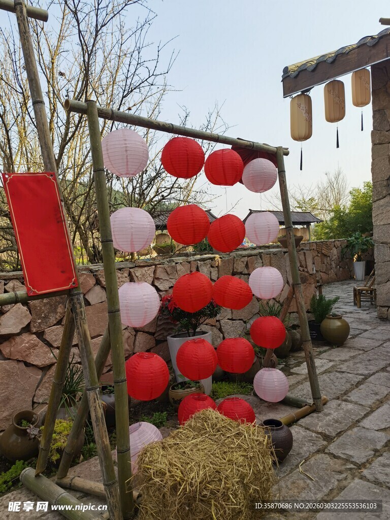 户外悬挂的多彩喜庆灯笼