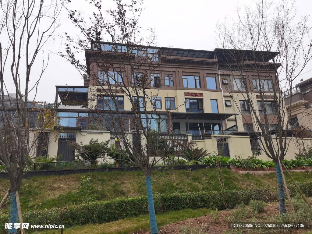 山间精致多层住宅建筑