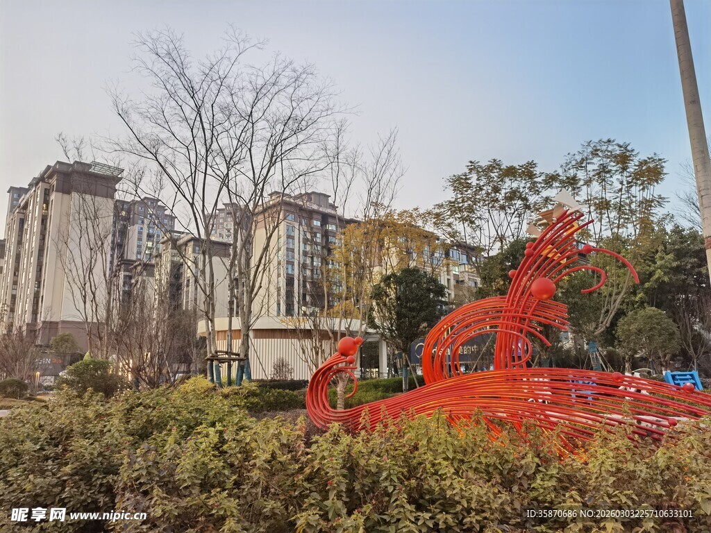 城市景观中的红色雕塑