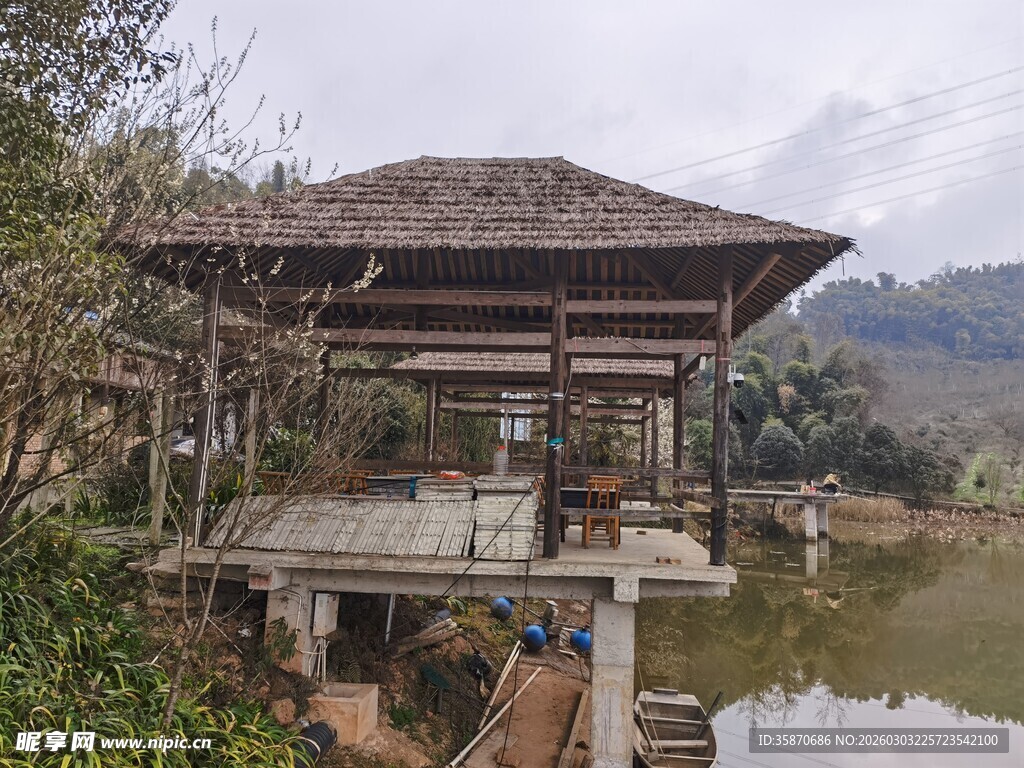 湖畔木质凉亭自然景致