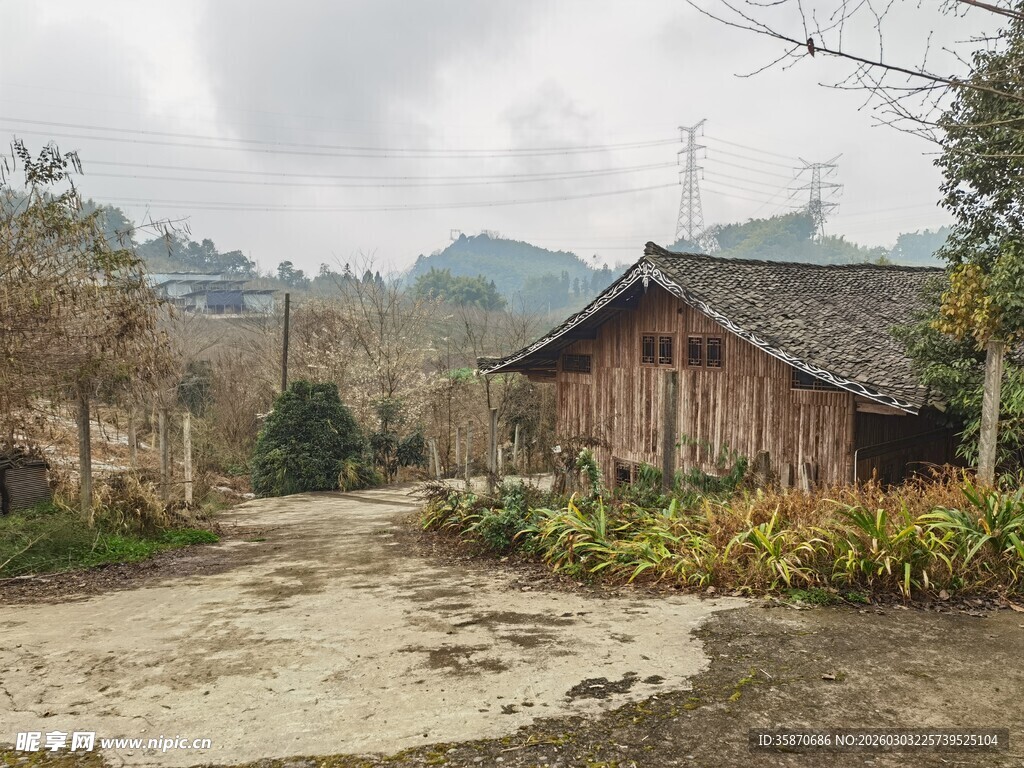 乡村古朴木屋与自然景致