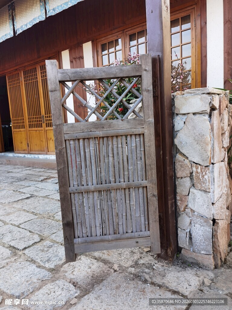 古朴木栅门