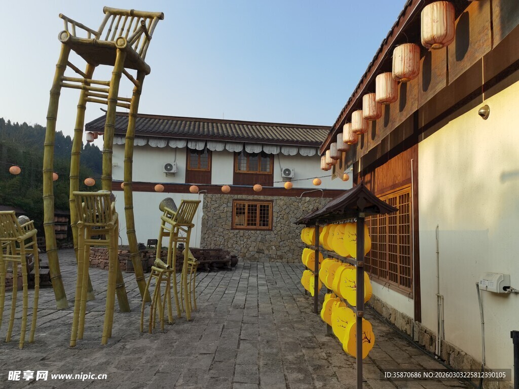 传统建筑旁的木制游乐设施